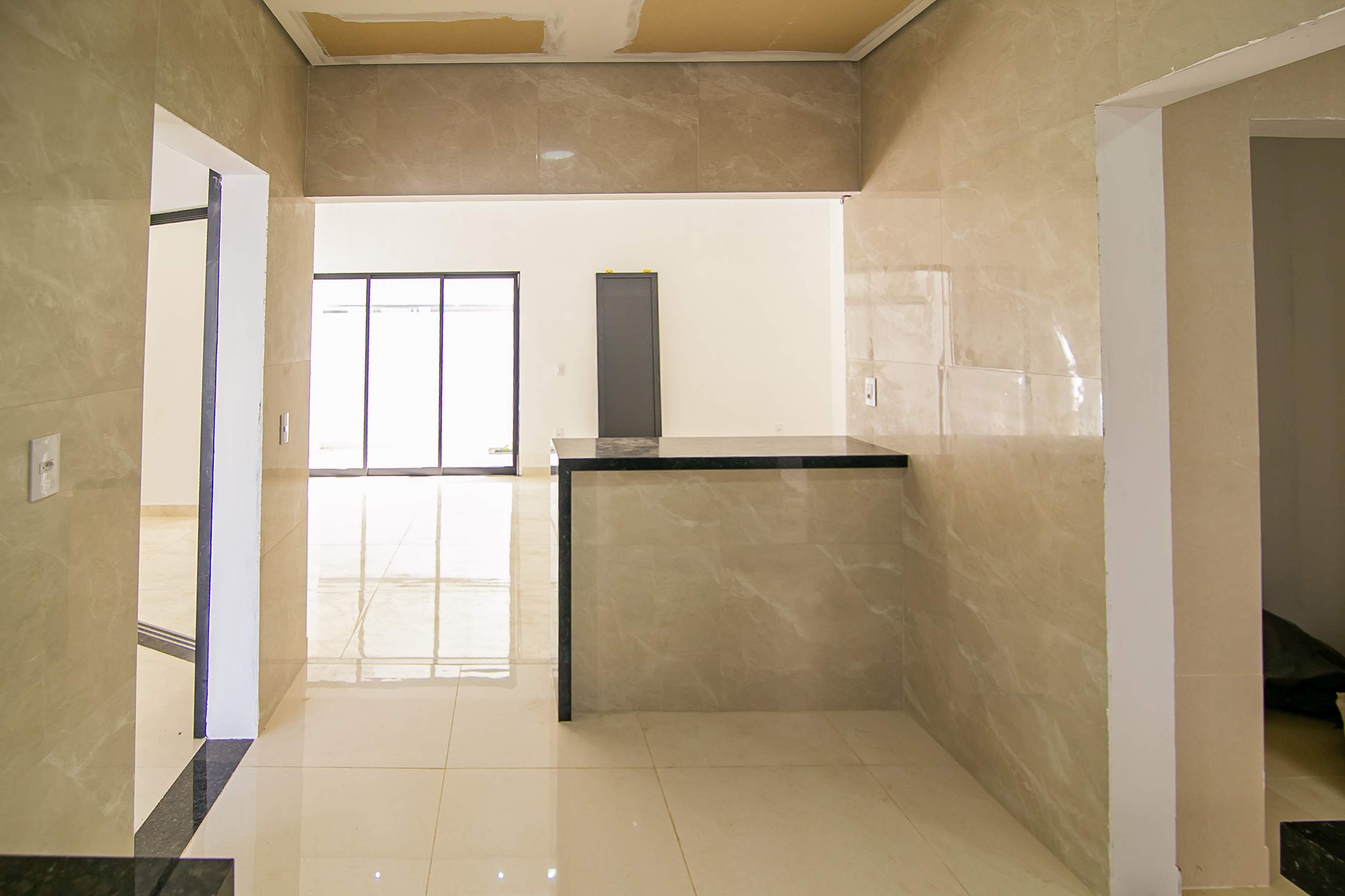 Sala de estar ampla com pé direito alto